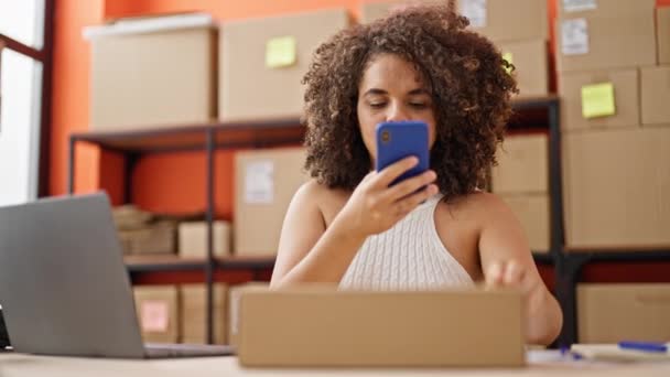 若い美しいパニック女性のEコマースビジネス労働者はオフィスでスマートフォンでパッケージに写真を撮る — ストック動画