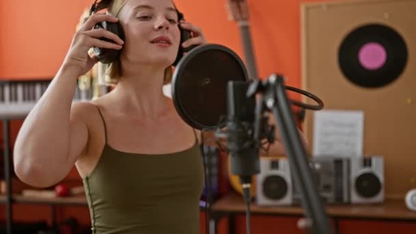 Jong Blond Vrouw Muzikant Glimlachen Zelfverzekerd Zingen Lied Muziek Studio — Stockvideo