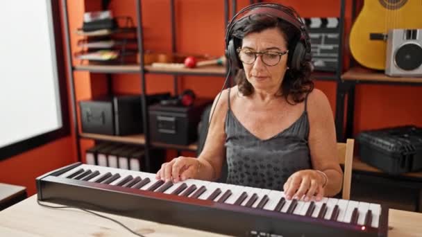 Middelbare Leeftijd Spaanse Vrouw Muzikant Spelen Piano Glimlachen Muziekstudio — Stockvideo