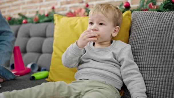 Bambino Caucasico Seduto Sul Divano Mangiare Biscotti Casa — Video Stock