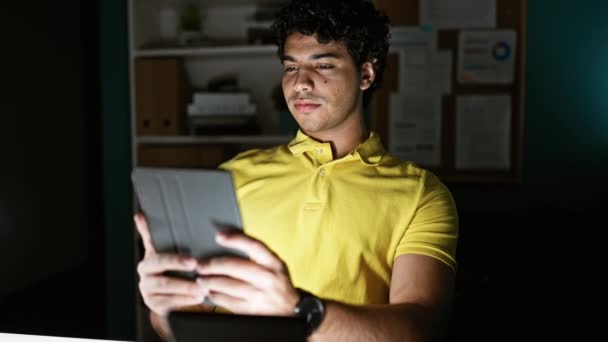 Jovem Trabalhador Negócios Latino Usando Touchpad Sorrindo Para Escritório — Vídeo de Stock