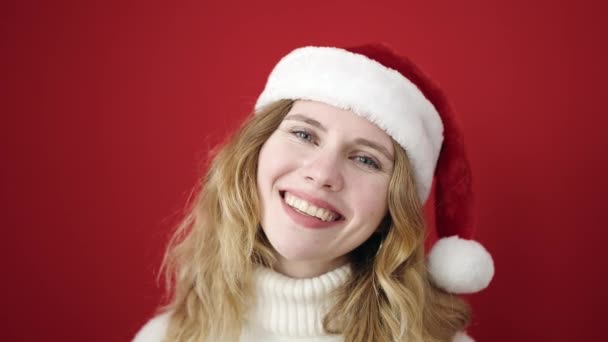 Mujer Rubia Joven Con Sombrero Navidad Haciendo Escuchar Gesto Sobre — Vídeos de Stock