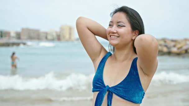 Giovane Donna Cinese Turista Bikini Pettinando Capelli Sorridenti Spiaggia — Video Stock