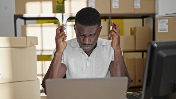 Africano Americano Homem Comércio Eletrônico Trabalhador Negócios Cruzando Dedos Para — Vídeo de Stock
