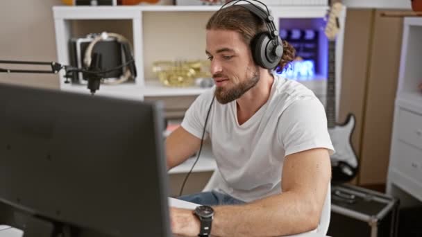 Genç Spanyol Muhabir Müzik Stüdyosundaki Radyo Programında Konuşuyor — Stok video