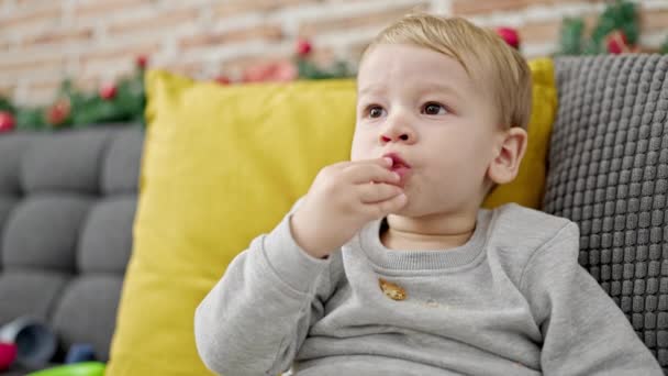Kaukasisches Kleinkind Sitzt Hause Auf Dem Sofa Und Isst Kekse — Stockvideo