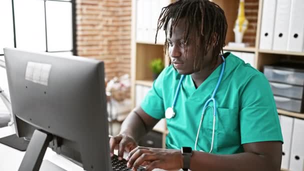 Médecin Afro Américain Utilisant Ordinateur Souriant Clinique — Video