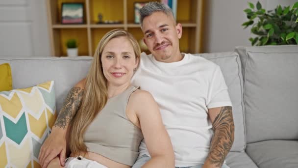 Homme Femme Couple Embrassant Assis Sur Canapé Maison — Video