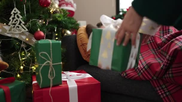 Jong Blond Vrouw Slapen Bank Door Christmas Boom Putting Gift — Stockvideo