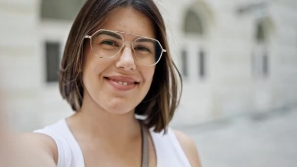 Ung Vacker Latinamerikansk Kvinna Tar Selfie Gatorna Wien — Stockvideo