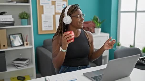 Afroamerykanka Pracująca Biznesie Słuchająca Muzyki Tańcząca Pijąca Kawę Biurze — Wideo stockowe