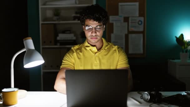 Trabajador Negocios Joven Latino Usando Laptop Celebrando Oficina — Vídeo de stock