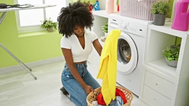 Afrikansk Amerikansk Kvinna Håller Kläder Korg Tittar Upprörd Tvättstuga — Stockvideo