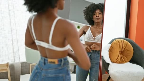 Africano Americano Mulher Vestindo Jeans Olhando Espelho Sorrindo Casa — Vídeo de Stock