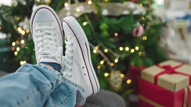 Mladý Hispánec Muž Ležící Vánočního Stromku Pohybující Nohy Doma — Stock video
