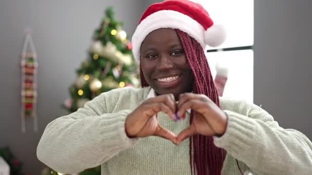 Mujer Africana Con Pelo Trenzado Sonriendo Por Árbol Navidad Haciendo — Vídeos de Stock