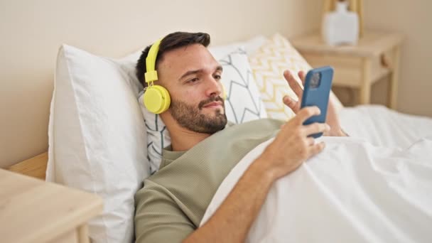Joven Hispano Escuchando Música Durmiendo Cama Dormitorio — Vídeos de Stock