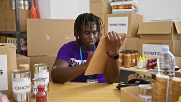 Hombre Afroamericano Voluntario Sonriendo Confiado Escribiendo Documento Centro Caridad — Vídeo de stock
