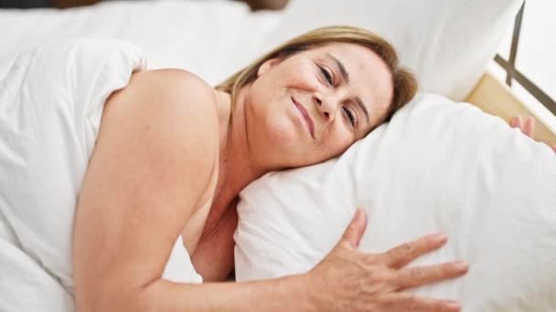 中年惊慌失措的女人自信地躺在床上 在卧室里看起来很性感 — 图库视频影像