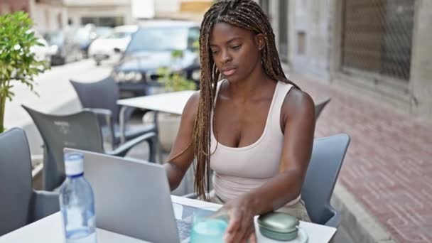 Afroamerykanka Pije Szklankę Wody Pomocą Laptopa Tarasie Kawiarni — Wideo stockowe