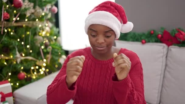 Mujer Afroamericana Celebrando Navidad Bailando Casa — Vídeos de Stock