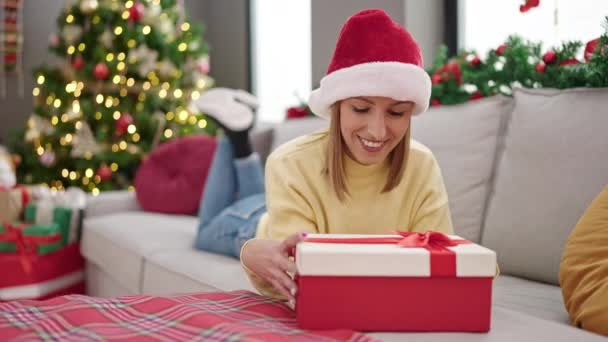 Mladá Blondýna Žena Unpacking Dárek Ležící Pohovce Podle Vánoční Strom — Stock video