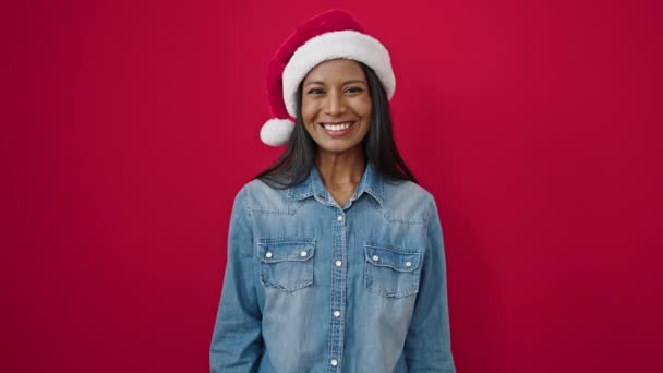 Afroamericano Donna Indossare Natale Cappello Applauso Mani Oltre Isolato Rosso — Video Stock