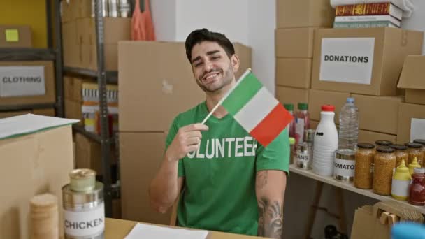 Junger Hispanischer Freiwilliger Lächelt Selbstbewusst Mit Italienischer Fahne Charity Center — Stockvideo
