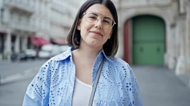 Joven Mujer Hispana Hermosa Sonriendo Confiada Pie Las Calles Viena — Vídeos de Stock