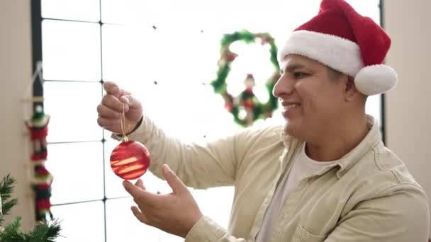 Fiatal Spanyol Férfi Díszítő Karácsonyfa Otthon — Stock videók