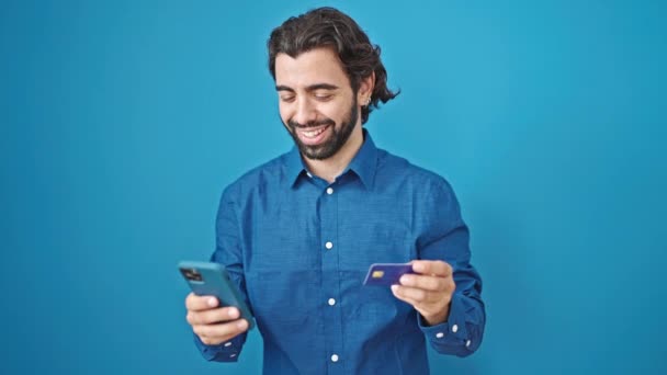 Hombre Hispano Joven Usando Teléfono Inteligente Tarjeta Crédito Mirando Molesto — Vídeos de Stock