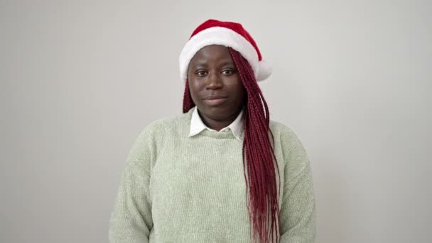Mujer Africana Con Pelo Trenzado Sonriendo Confiado Usando Sombrero Navidad — Vídeos de Stock