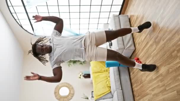 Африканский Американец Тренирует Ноги Упражнения Прыжки Дому — стоковое видео