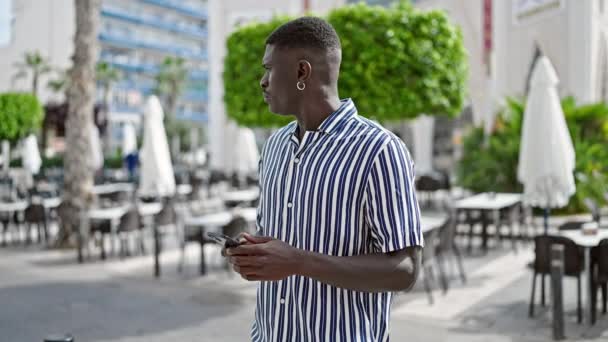 Africano Americano Homem Usando Smartphone Com Expressão Séria Olhando Redor — Vídeo de Stock