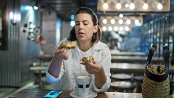 Vacker Ung Latinamerikansk Kvinna Äter Bakelse Till Frukost Cafeterian — Stockvideo