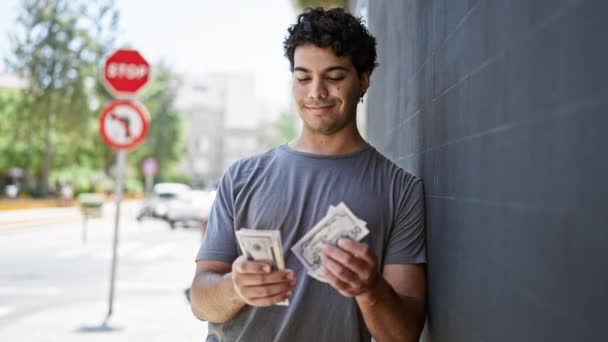 Молодий Латинський Чоловік Посміхається Впевнено Рахуючи Долари Вулиці — стокове відео