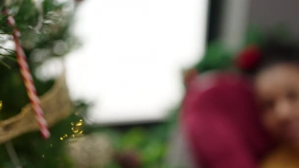 Мати Син Святкують Різдво Грудного Вигодовування Дитини Вдома — стокове відео