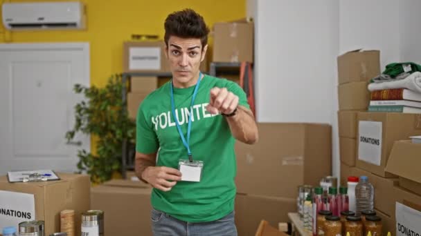 Joven Hombre Hispano Voluntario Sosteniendo Tarjeta Ide Haciendo Venir Gesto — Vídeos de Stock