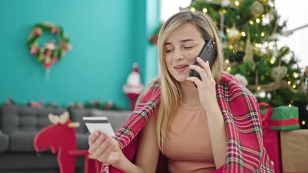 Młoda Blondynka Rozmawia Smartfonie Trzymając Kartę Kredytową Świętując Boże Narodzenie — Wideo stockowe
