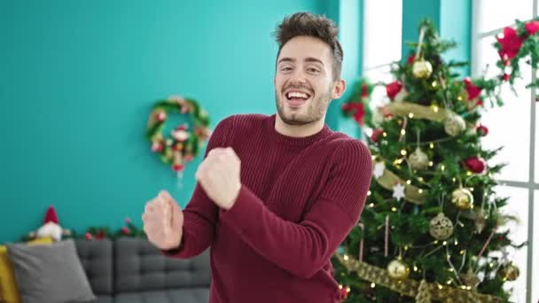 Νεαρός Ισπανόφωνος Γιορτάζει Χριστουγεννιάτικο Χορό Στο Σπίτι — Αρχείο Βίντεο