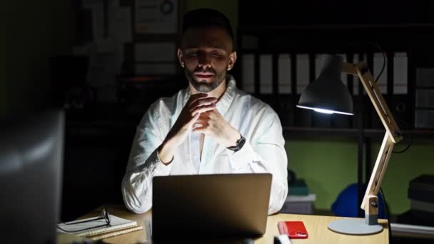 Jovem Hispânico Homem Empresário Estressado Usando Laptop Escritório — Vídeo de Stock