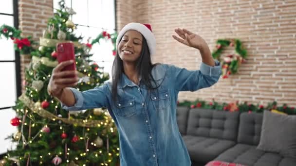 Afroamerykanka Świętuje Boże Narodzenie Nagrywając Taniec Wideo Przez Smartfona Domu — Wideo stockowe