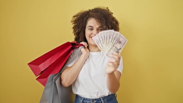 Jonge Mooie Spaanse Vrouw Met Boodschappentassen Dollars Glimlachend Geïsoleerde Gele — Stockvideo