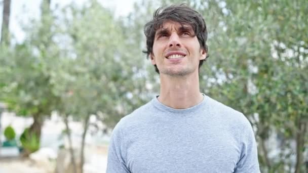 Jonge Spaanse Man Glimlacht Vol Vertrouwen Staand Het Park — Stockvideo