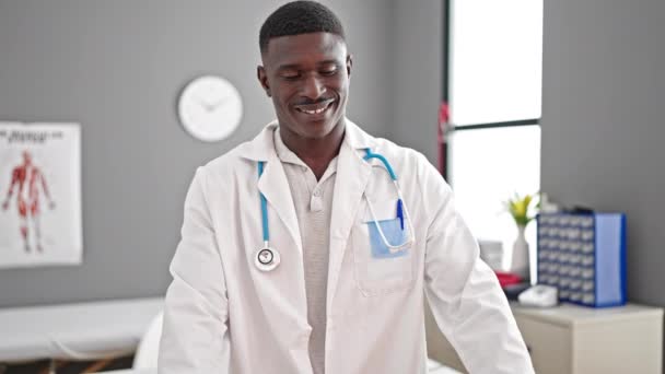 Africano Americano Homem Médico Sorrindo Fazendo Gesto Coração Com Mãos — Vídeo de Stock