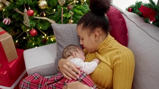 母親と息子祝うクリスマス母乳育児自宅で — ストック動画