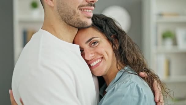 Hombre Mujer Pareja Abrazándose Sonriendo Casa — Vídeo de stock