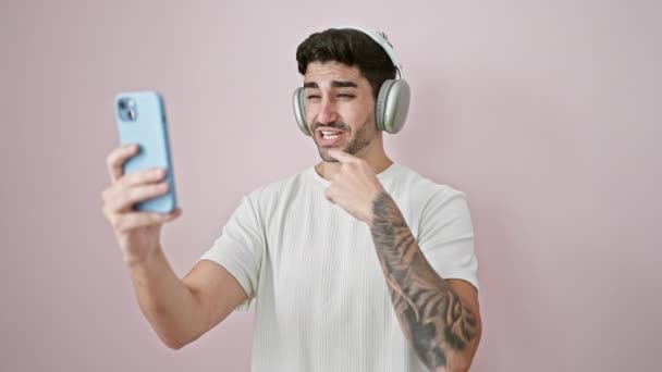 Joven Hombre Hispano Sonriendo Confiado Teniendo Videollamada Sobre Fondo Rosa — Vídeos de Stock