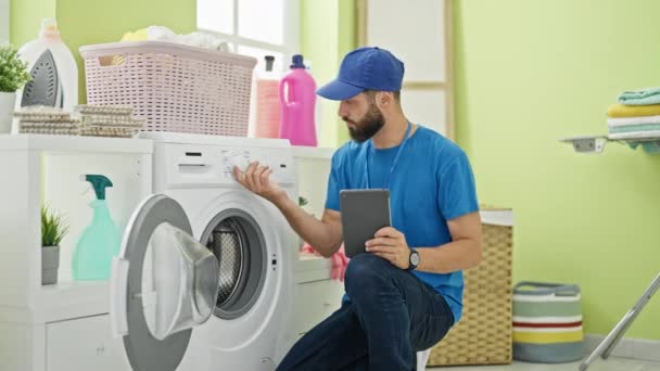 Jonge Spaanse Man Technicus Repareren Wasmachine Houden Touchpad Wasruimte — Stockvideo