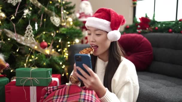 Jonge Chinese Vrouw Ontbijten Met Behulp Van Smartphone Zitten Door — Stockvideo